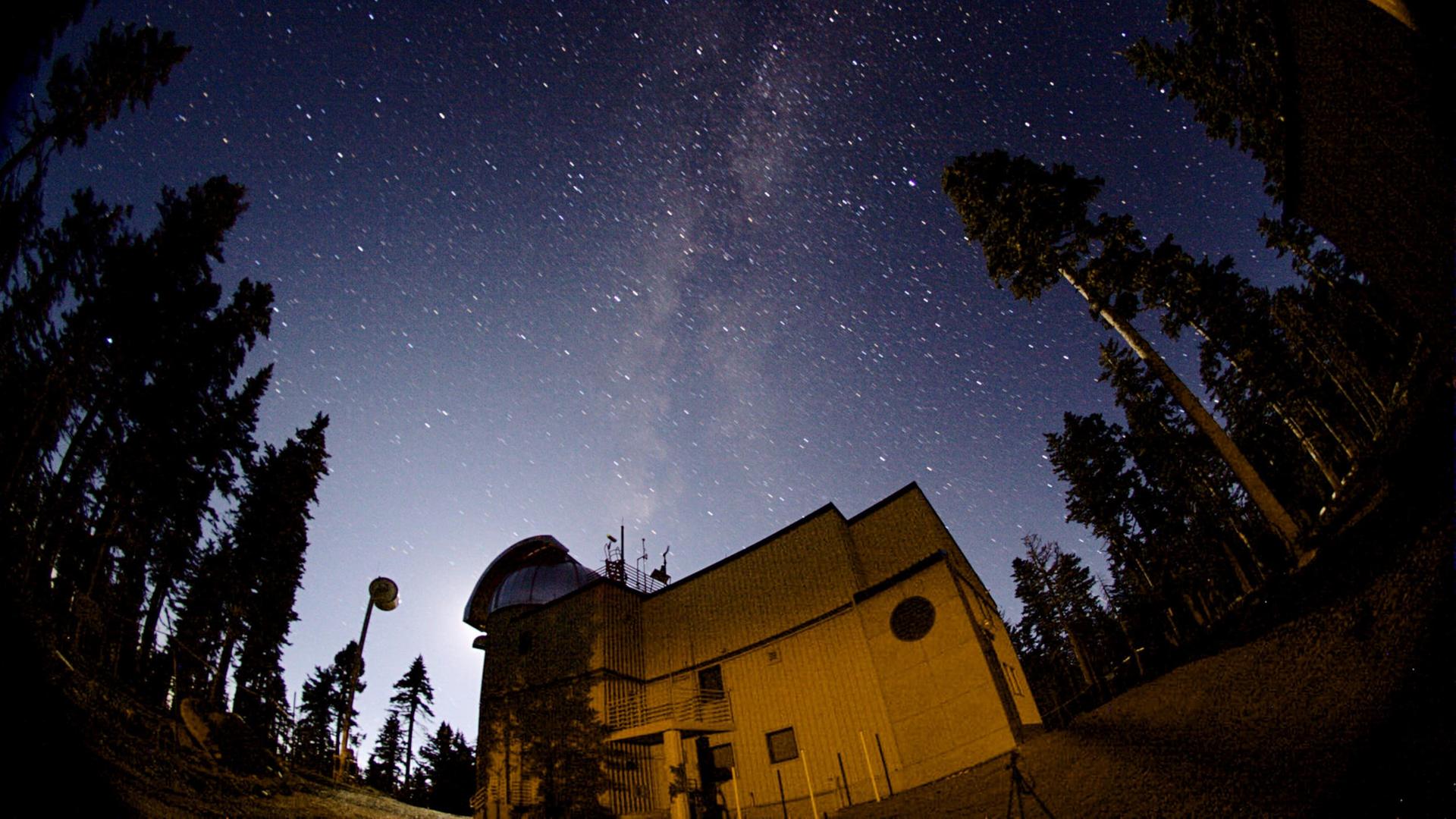 Aufsicht auf ein Teleskop auf dem Mount Graham in den USA