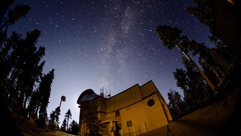 Aufsicht auf ein Teleskop auf dem Mount Graham in den USA