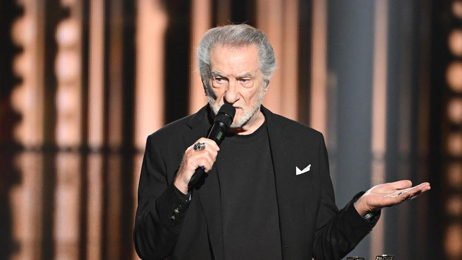 Der französische Sänger Eddy Mitchell erhält am 14. Februar 2025 bei der 40. Verleihung der Victoires de la Musique, in der Konzerthalle Seine Musicale in Boulogne-Billancourt am Stadtrand von Paris eine Auszeichnung. (Quelle: AFP) Der französische Sänger Eddy Mitchell erhält am 14. Februar 2025 bei der 40. Verleihung der Victoires de la Musique, in der Konzerthalle Seine Musicale in Boulogne-Billancourt am Stadtrand von Paris eine Auszeichnung. (Quelle: AFP)