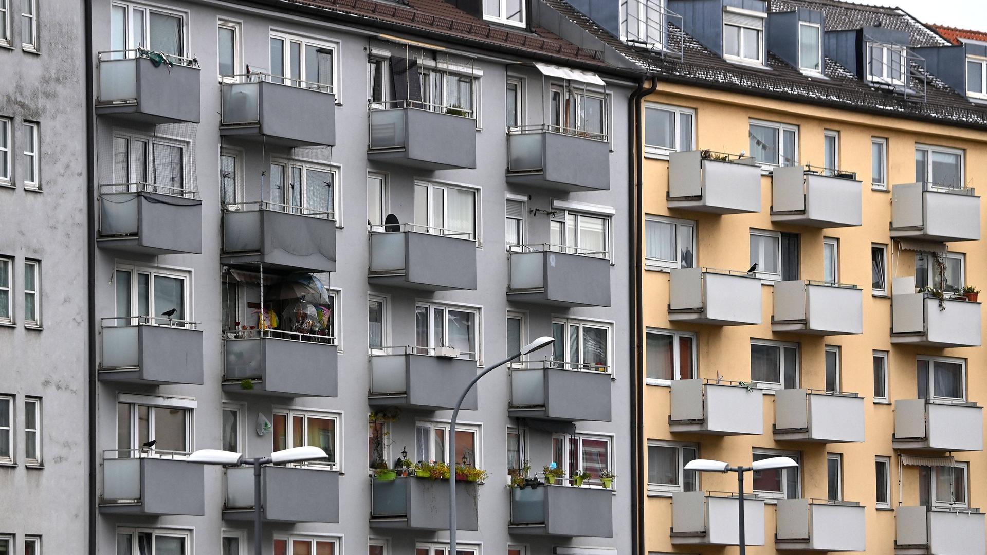 Blick auf Mehrfamilienhäuser mit Balkonen