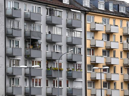 Blick auf Mehrfamilienhäuser mit Balkonen