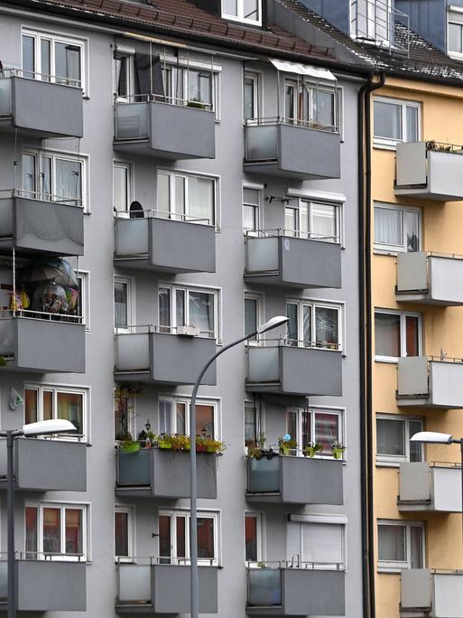 Blick auf Mehrfamilienhäuser mit Balkonen