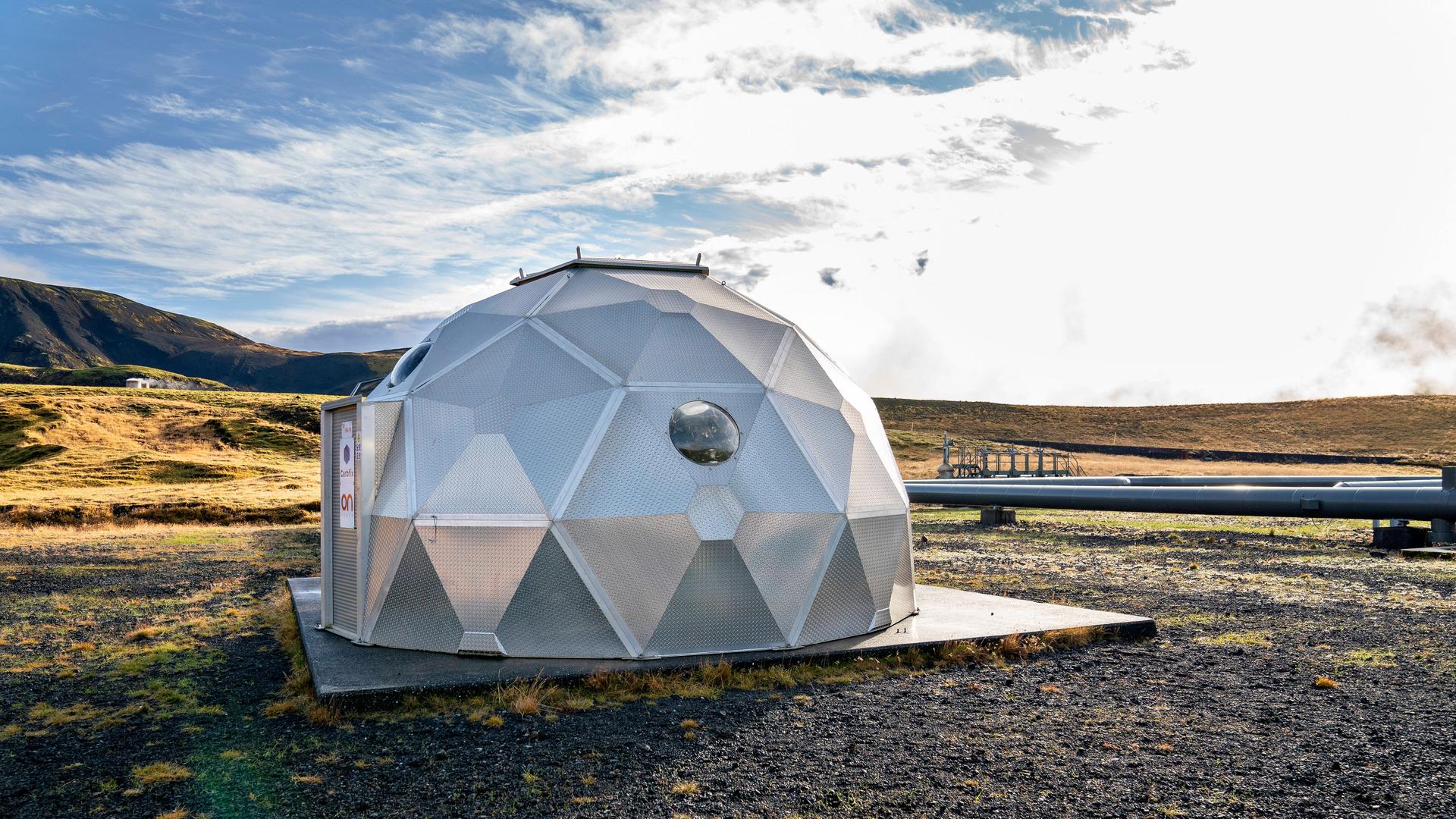 Blick auf eine der Aluminium-Kuppeln der isländischen Firma Carbfix.