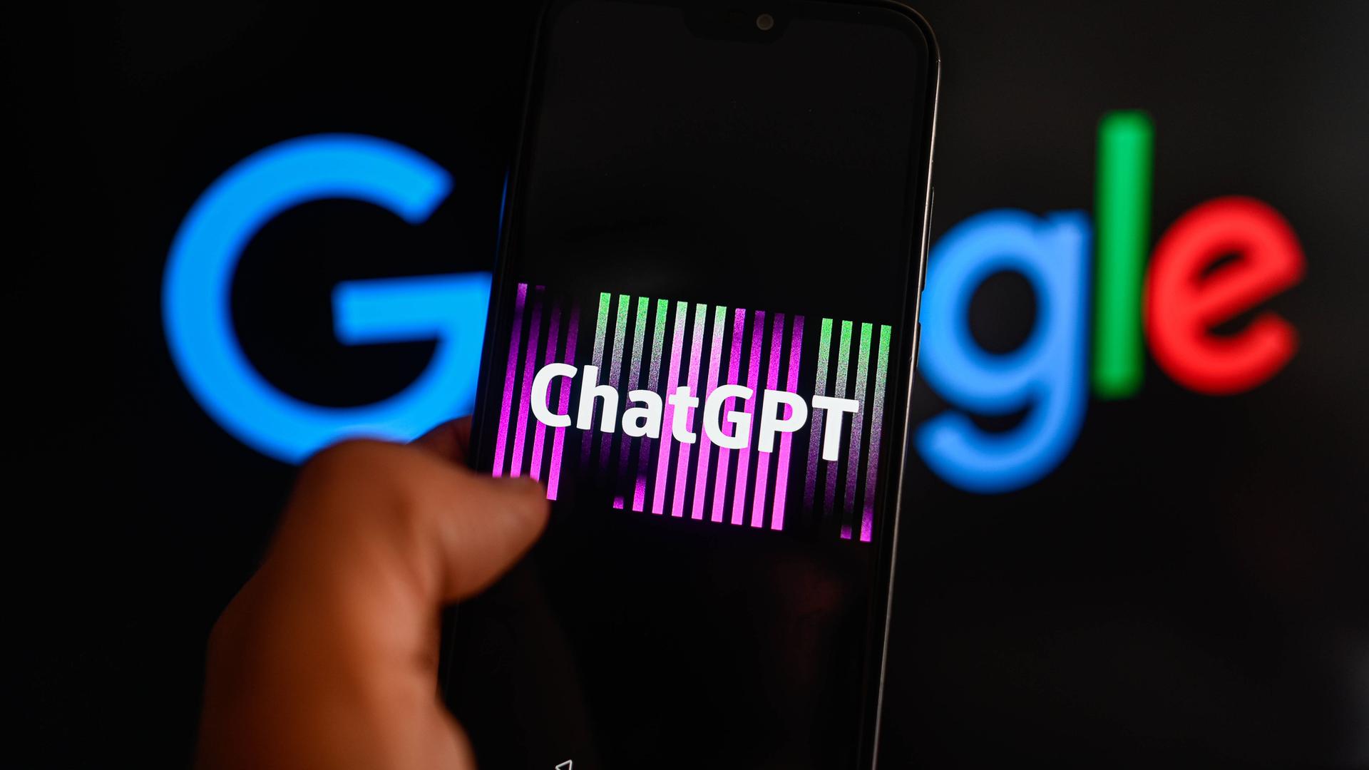 ChatGPT auf einem Smartphone-Display mit dem Google-Logo im Hintergrund.