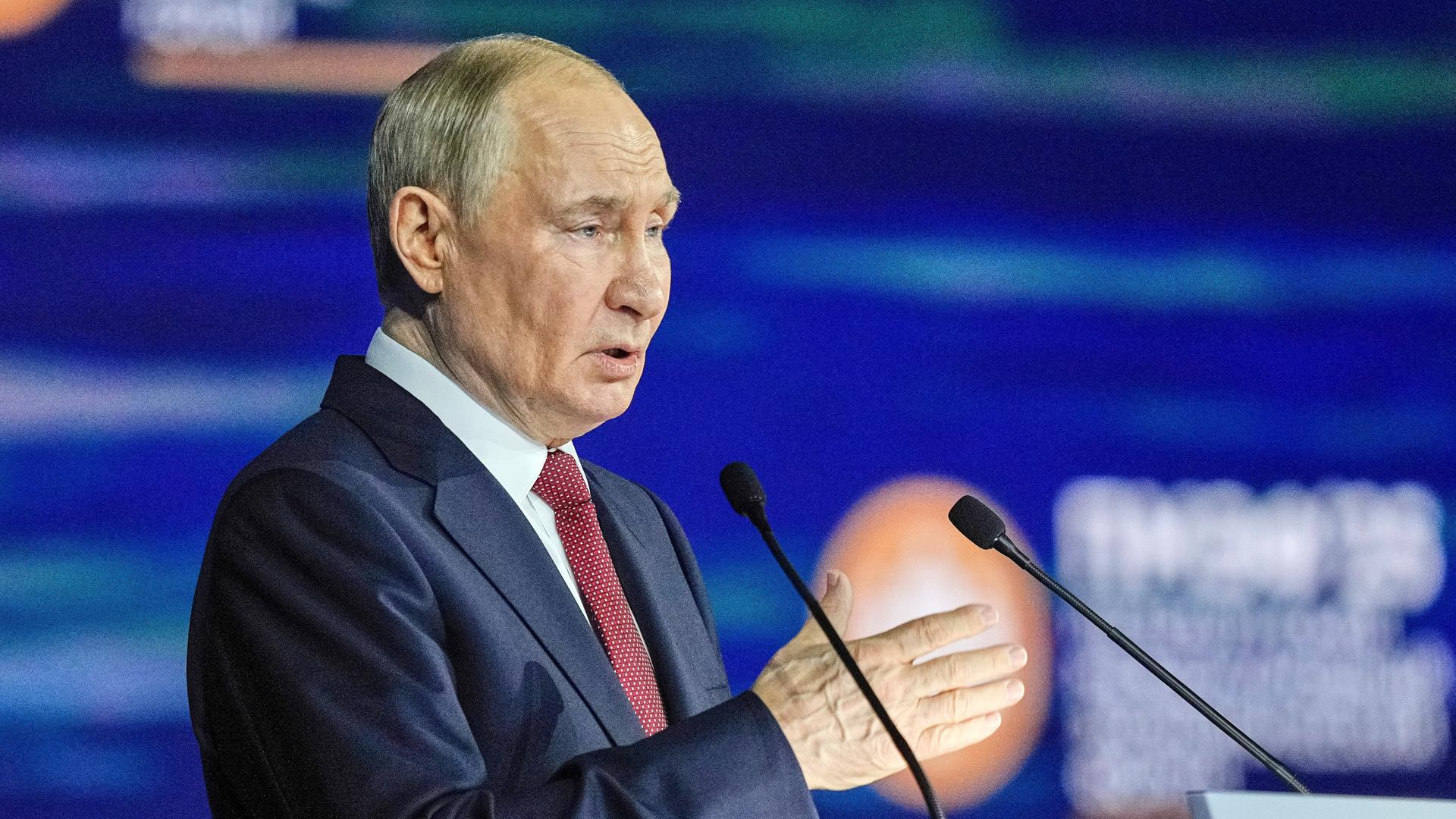 Der russische Präsident Wladimir Putin hält eine Rede beim Internationalen Wirtschaftsforum in St. Petersburg. Er spricht in ein Mikrofon und gestikuliert mit der Hand. Der russische Präsident Wladimir Putin hält eine Rede beim Internationalen Wirtschaftsforum in St. Petersburg. Er spricht in ein Mikrofon und gestikuliert mit der Hand.