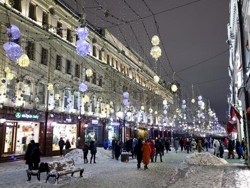 DIESES FOTO WIRD VON DER RUSSISCHEN STAATSAGENTUR TASS ZUR VERFÃGUNG GESTELLT. Die Nikolskaya-Straße in Moskau im Winter 2022