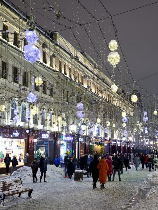 DIESES FOTO WIRD VON DER RUSSISCHEN STAATSAGENTUR TASS ZUR VERFÃGUNG GESTELLT. Die Nikolskaya-Straße in Moskau im Winter 2022