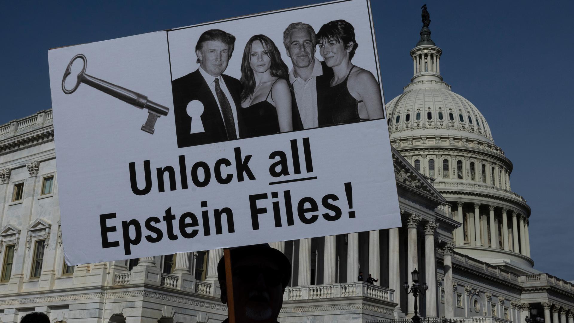 Vor dem US-Kapiton in Washington hält ein Demonstrant ein Schild mit der Aufschrift "Unlock all Epstein Files" in die Höhe.