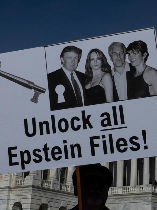Vor dem US-Kapiton in Washington hält ein Demonstrant ein Schild mit der Aufschrift "Unlock all Epstein Files" in die Höhe.