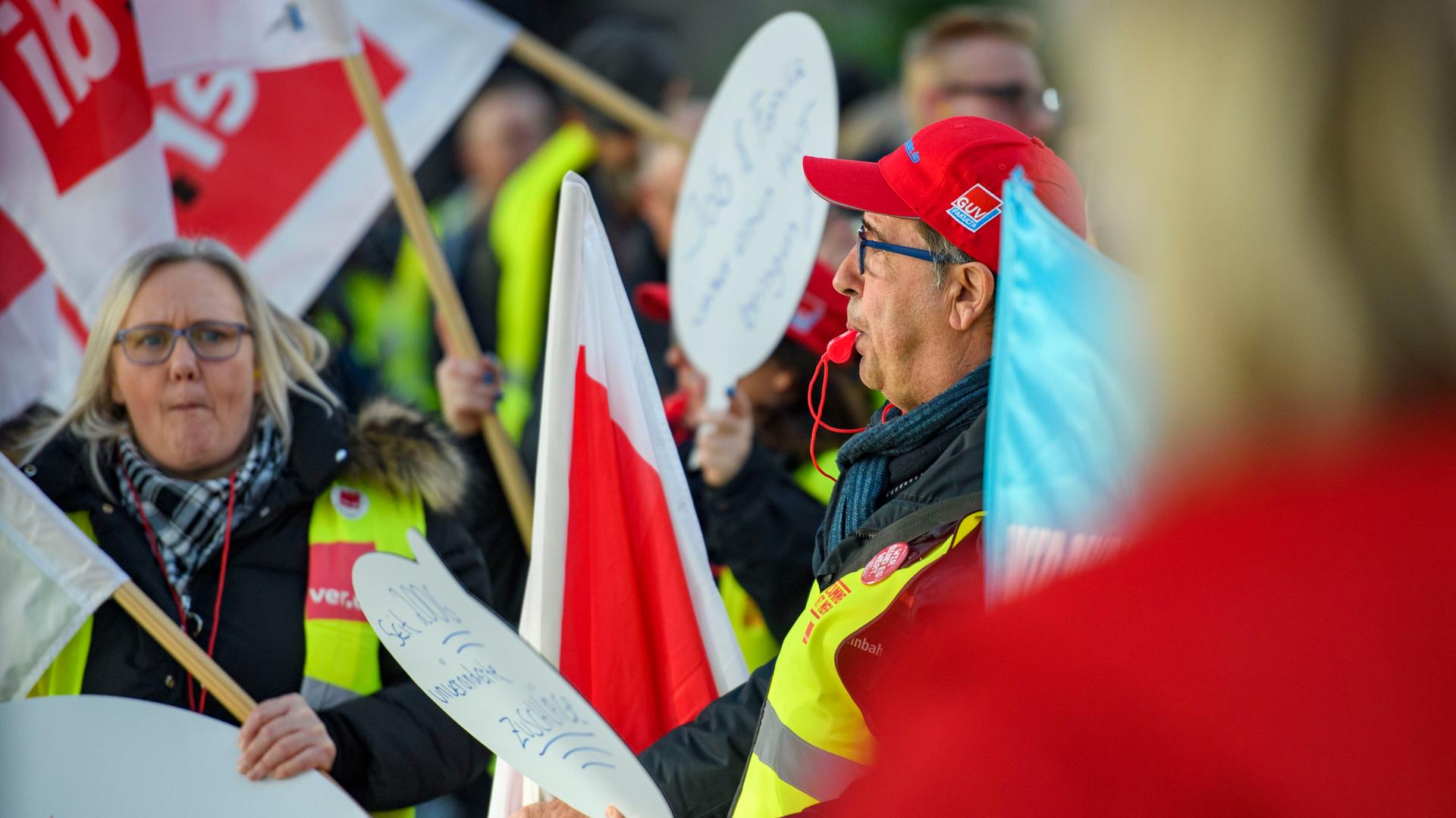 Mitglieder der Gewerkschaft Ver.di streiken am 27. März am Düsseldorfer Flughafen