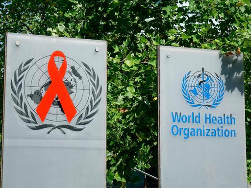 Das Logo der NGO UNAIDS steht neben dem Logo der WHO