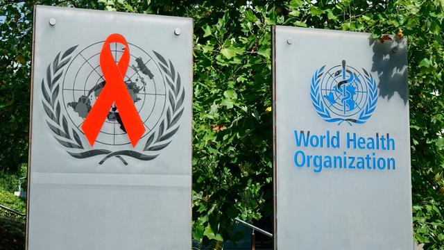 Das Logo der NGO UNAIDS steht neben dem Logo der WHO