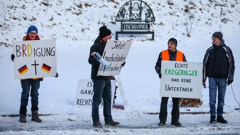 Protest vor Beginn der Auswärtigen Kabinettssitzung der sächsischen Staatsregierung am 16. Januar 2024 im Erzgebirge.