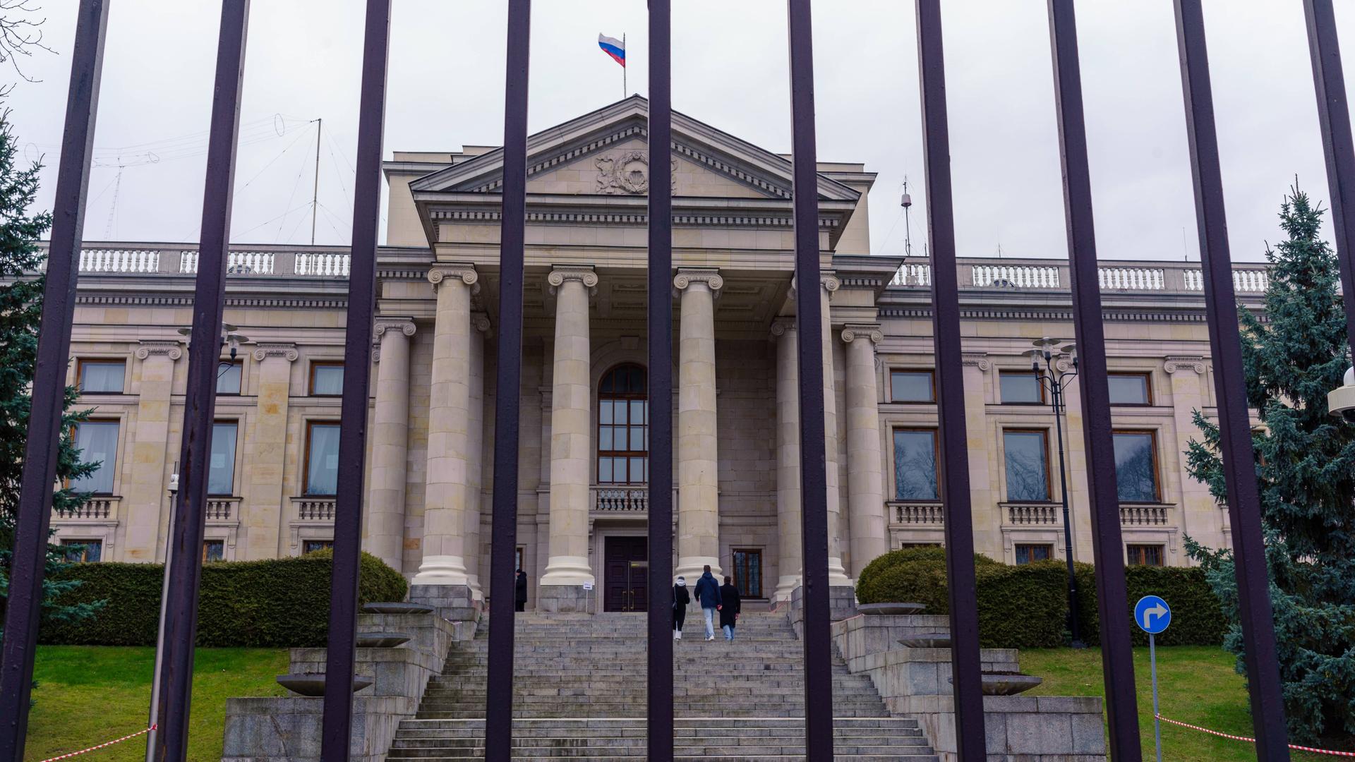 Blick durch den Zaun auf die russische Botschaft in Warschau.