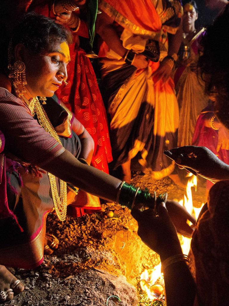 Eine Hijra in Indien bei einem religiösen Ritual an einem Feuer.