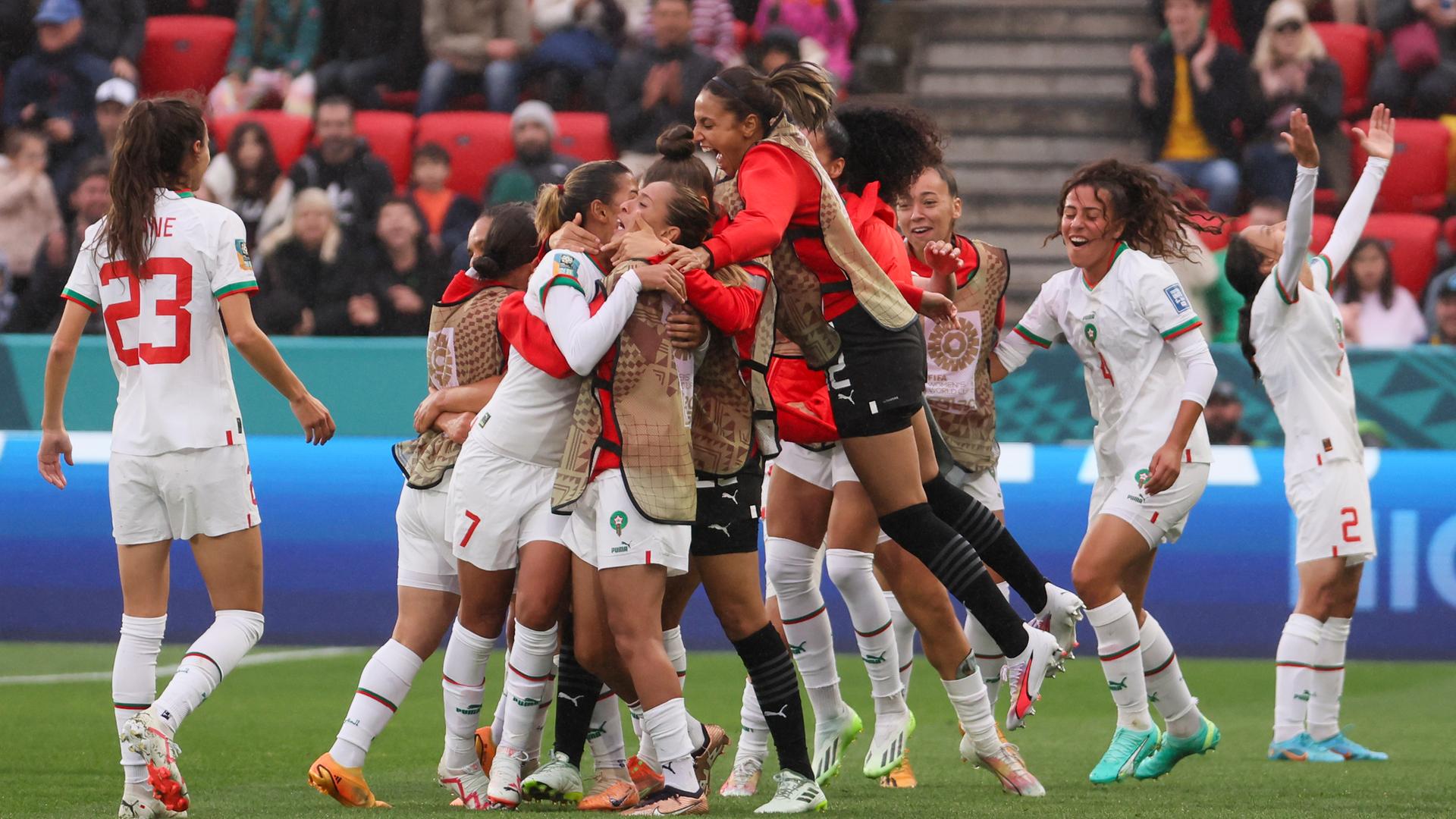 Im Stadion in Adelaide fallen sich mehrere marokkanische Spielerinnen nach dem Sieg in die Arme.