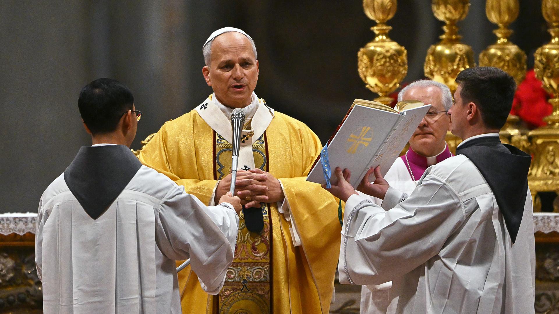 Papst Leo leitet die Christmette im Petersdom.