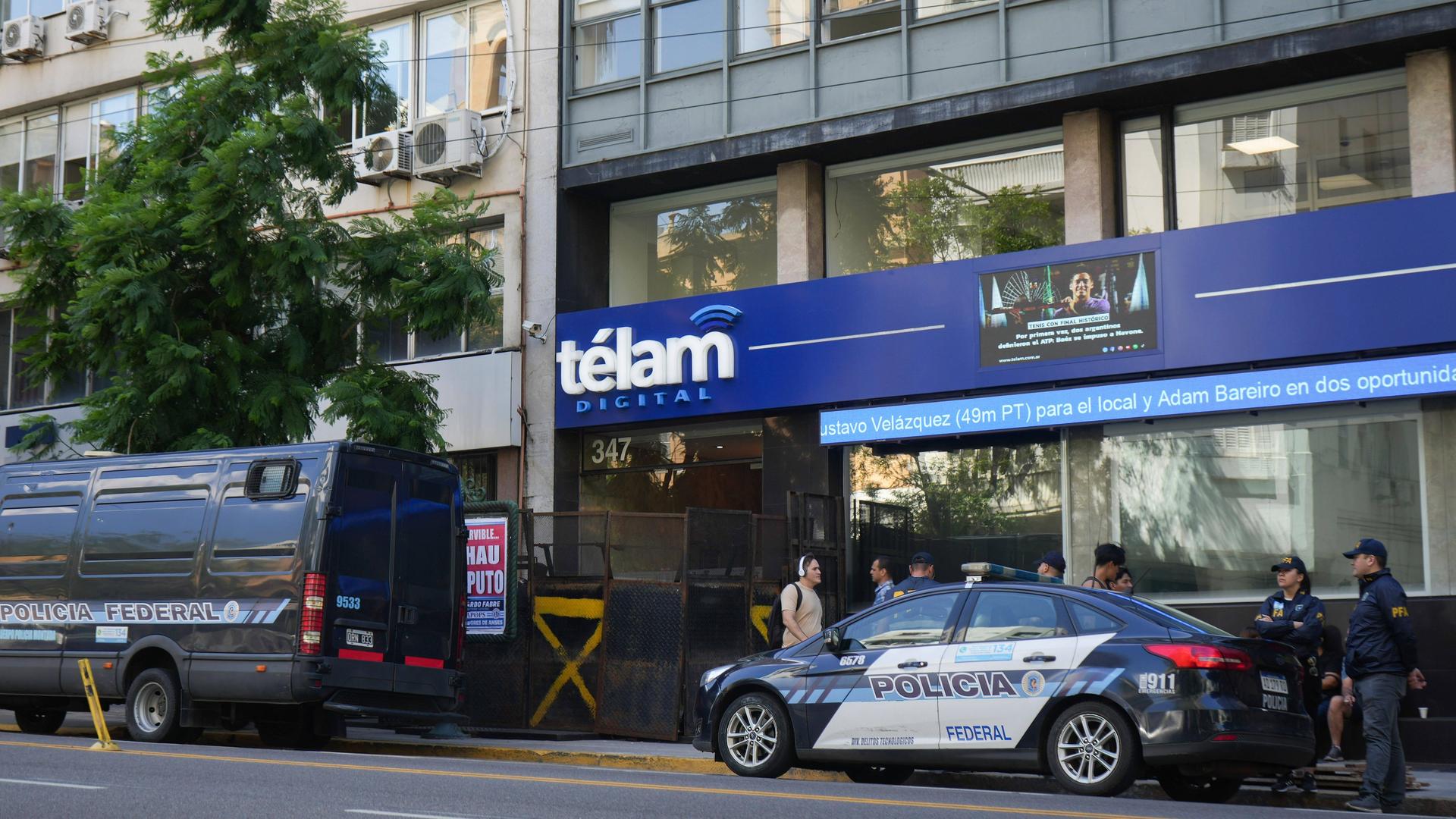 Schon am 04.03.24 sperrte die Polizei den Eingang der argentinischen Nachrichtenagentur Telam in Buenos Aires.