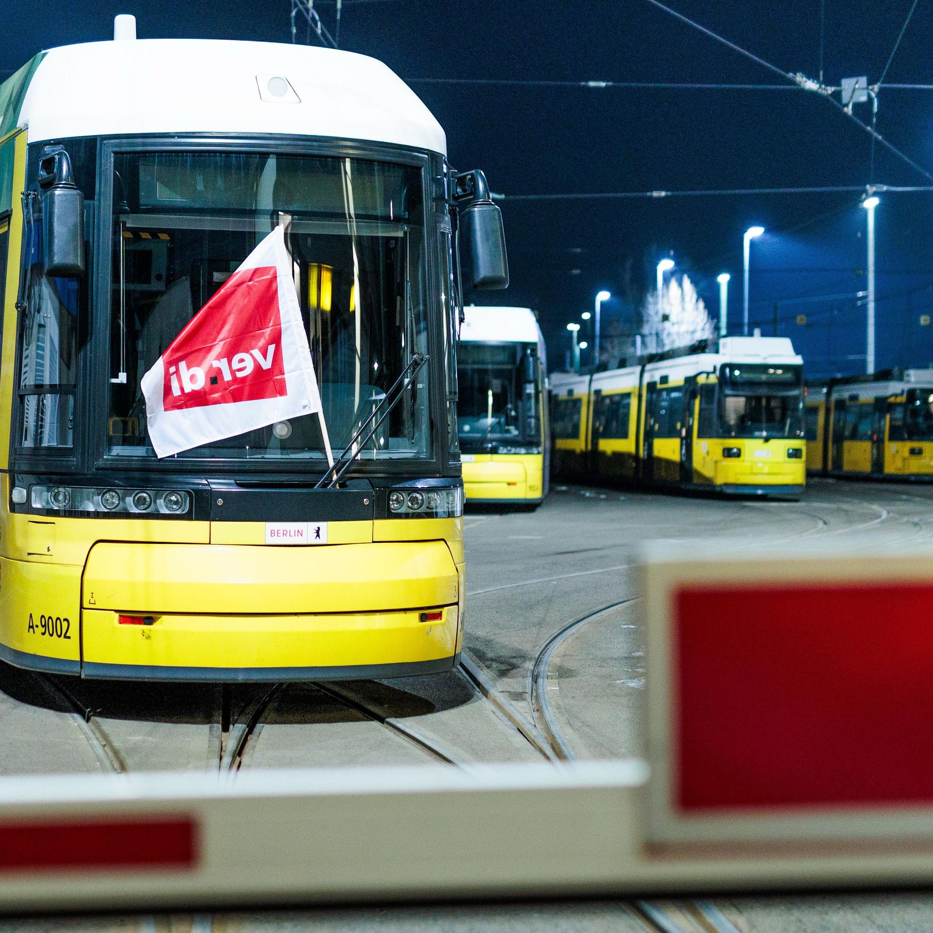 Berlin: Eine Fahne der Gewerkschaft Verdi weht an einer Straßenbahn der Berliner Verkehrsbetriebe BVG hinter der geschlossenen Ausfahrt im Betriebshof Lichtenberg.