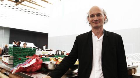 Der Architekt Nikolaus Hirsch steht auf der Art Basel und guckt in die Kamera. Er trägt ein weißes Hemd und eine schwarze Jacke. Der Architekt Nikolaus Hirsch steht auf der Art Basel und guckt in die Kamera. Er trägt ein weißes Hemd und eine schwarze Jacke.