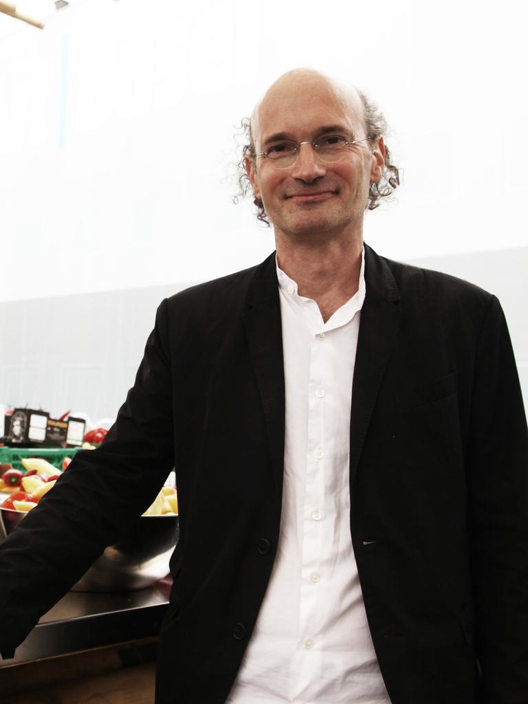 Der Architekt Nikolaus Hirsch steht auf der Art Basel und guckt in die Kamera. Er trägt ein weißes Hemd und eine schwarze Jacke. Der Architekt Nikolaus Hirsch steht auf der Art Basel und guckt in die Kamera. Er trägt ein weißes Hemd und eine schwarze Jacke.