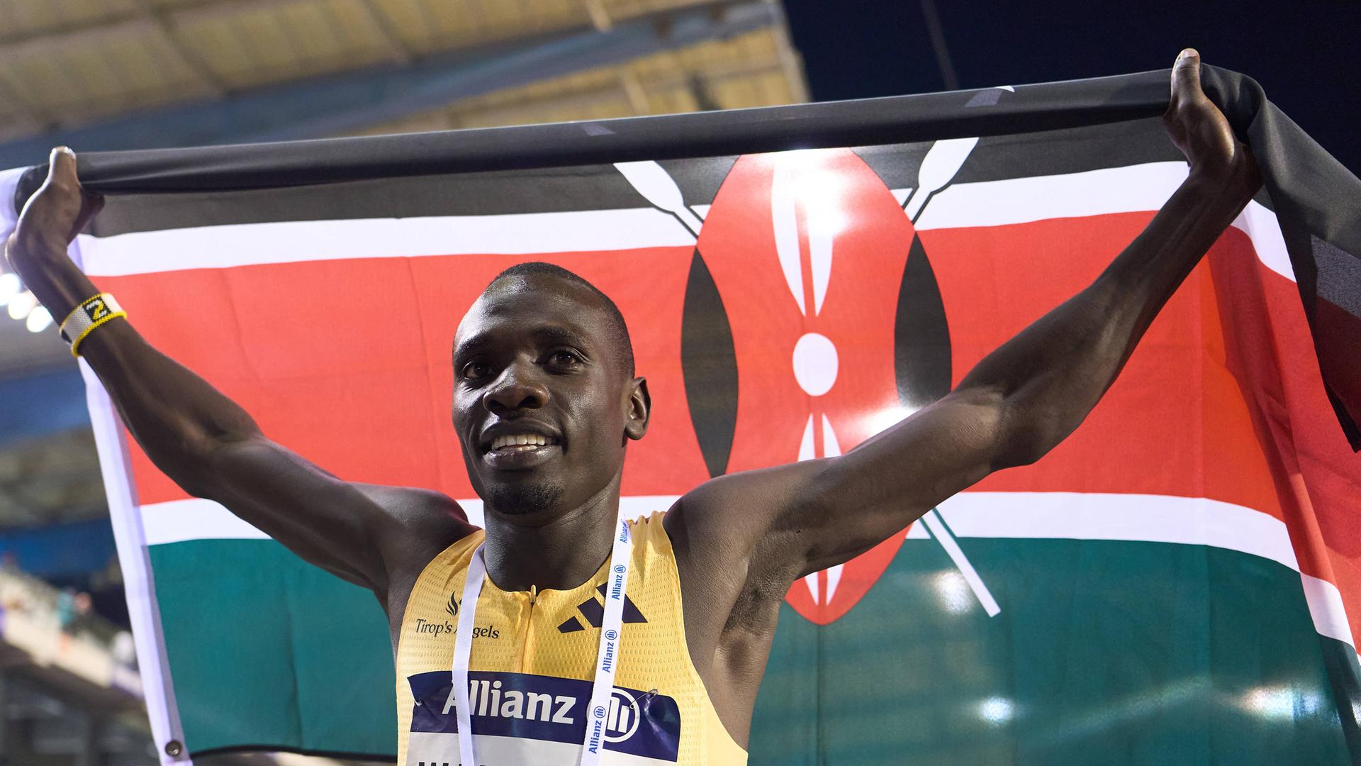 Emmanuel Wanyonyi jubelt mit der kenianischen Flagge nach seinem Sieg beim Diamond-League-Meeting. 