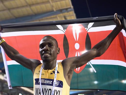 Emmanuel Wanyonyi jubelt mit der kenianischen Flagge nach seinem Sieg beim Diamond-League-Meeting. 