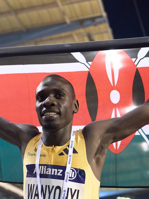 Emmanuel Wanyonyi jubelt mit der kenianischen Flagge nach seinem Sieg beim Diamond-League-Meeting. 