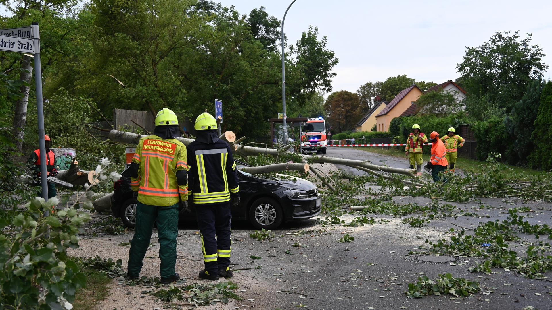 Brandenburg, Fürstenwalde/Spree: Ein umgestürzter Baum liegt nach einem Unwetter in Fürstenwalde-Süd auf einem Auto. Brandenburg, Fürstenwalde/Spree: Ein umgestürzter Baum liegt nach einem Unwetter in Fürstenwalde-Süd auf einem Auto.