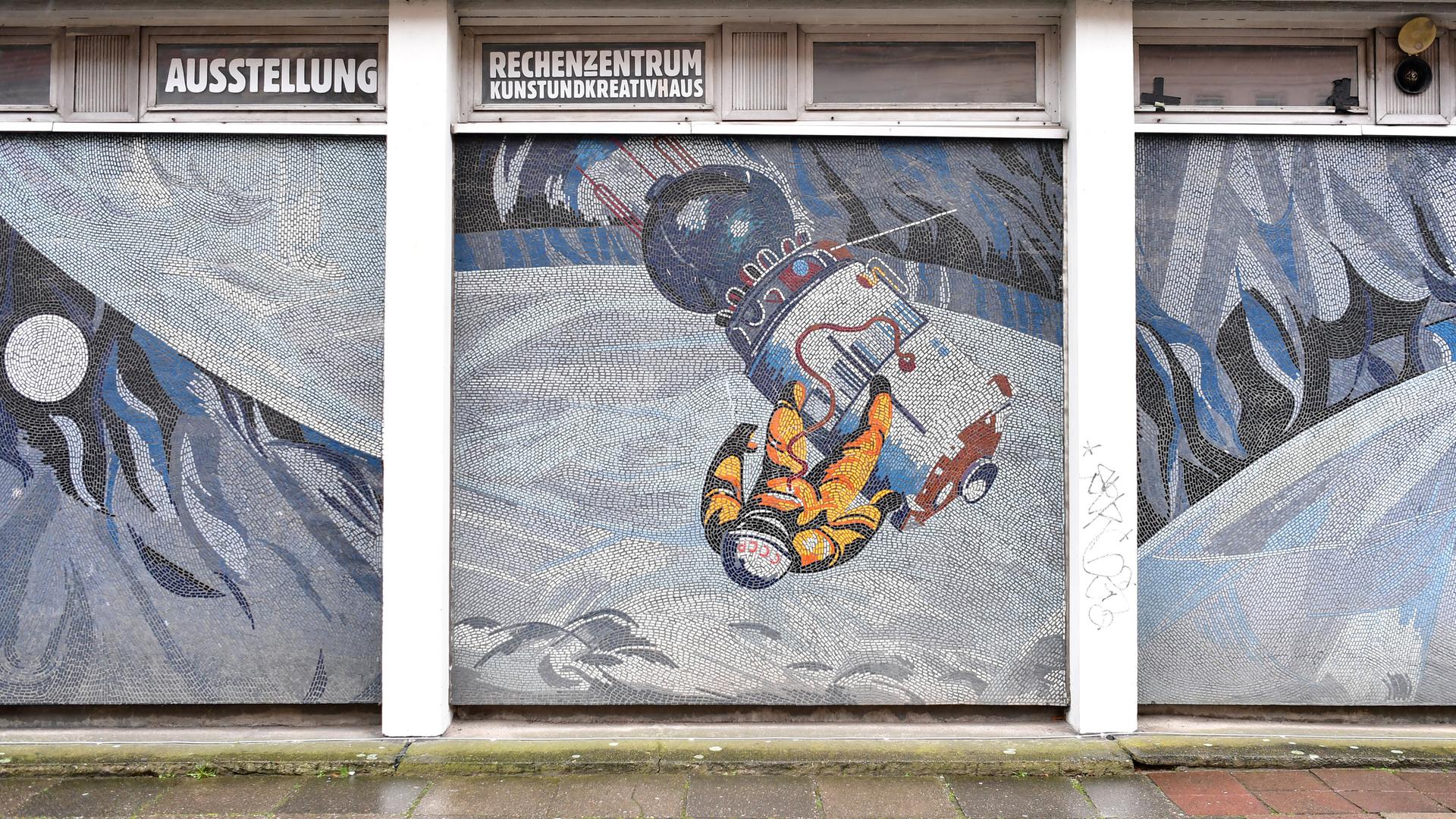 Drei Bilder des Mosaiks „Der Mensch bezwingt den Kosmos“ von Fritz Eisel sind Bestandteile des aus 18 Einzelbildern bestehenden Mosaikfries am Kunst- und Kreativhaus Rechenzentrum der Stiftung Sozialpädagogisches Institut Berlin (SPI). 