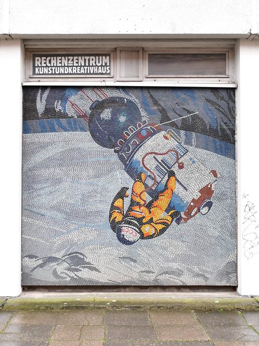 Drei Bilder des Mosaiks „Der Mensch bezwingt den Kosmos“ von Fritz Eisel sind Bestandteile des aus 18 Einzelbildern bestehenden Mosaikfries am Kunst- und Kreativhaus Rechenzentrum der Stiftung Sozialpädagogisches Institut Berlin (SPI). 