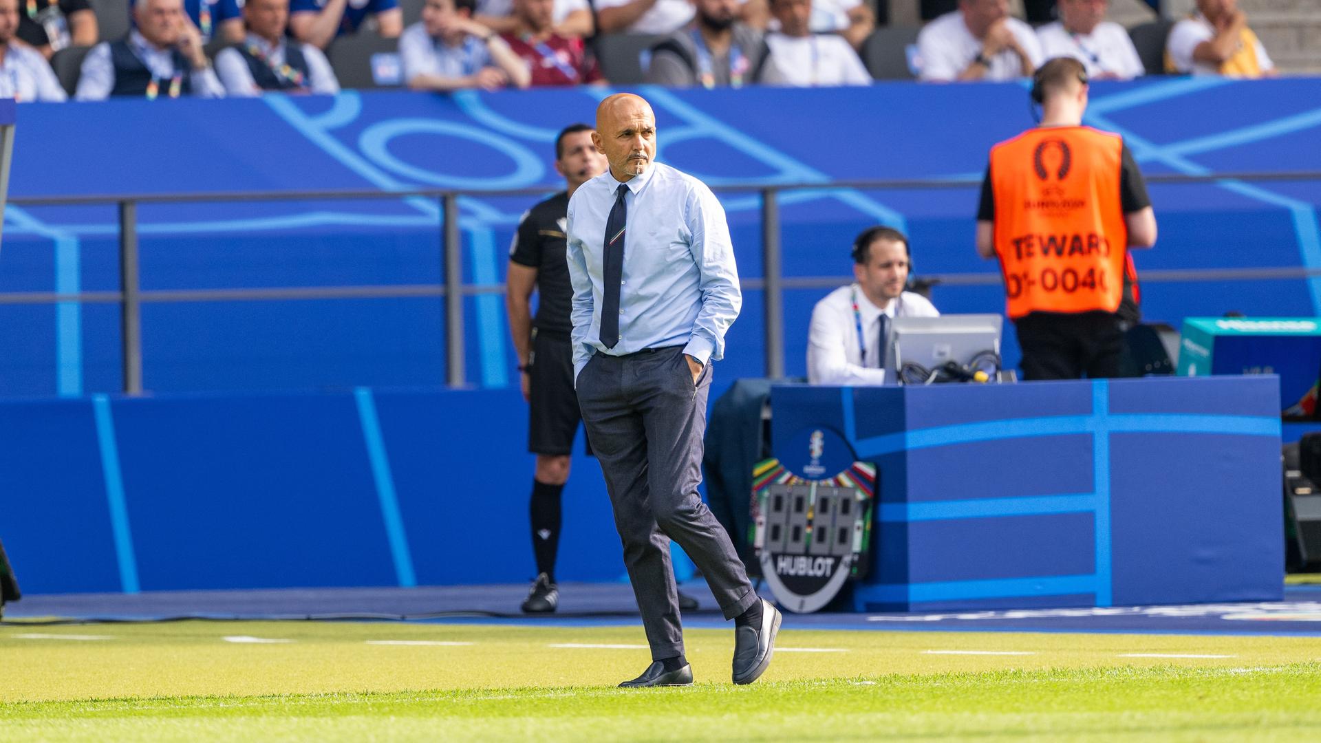 Fußballtrainer Luciano Spalletti steht während eines Spiels am Spielfeldrand.