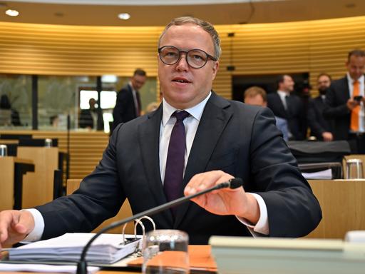 Mario Voigt (CDU) sitzt im Thüringer Landtag. Vor ihm liegt ist ein aufgeschlagener Ordner. 