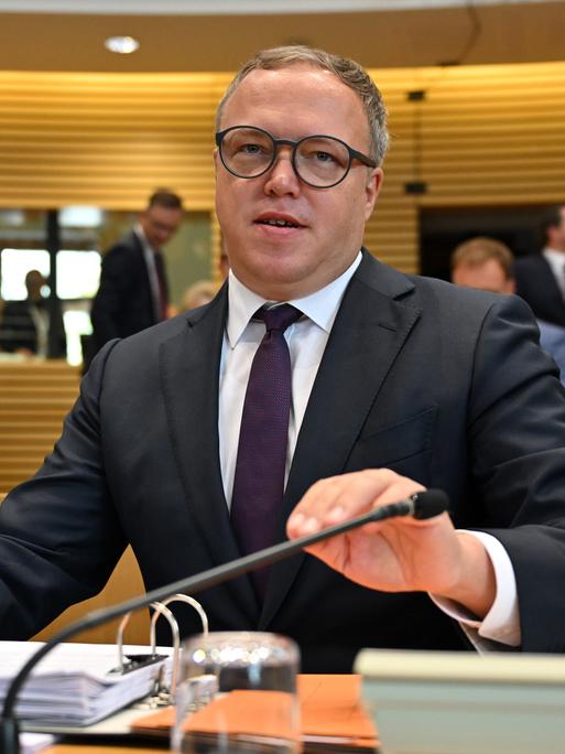 Mario Voigt (CDU) sitzt im Thüringer Landtag. Vor ihm liegt ist ein aufgeschlagener Ordner. 