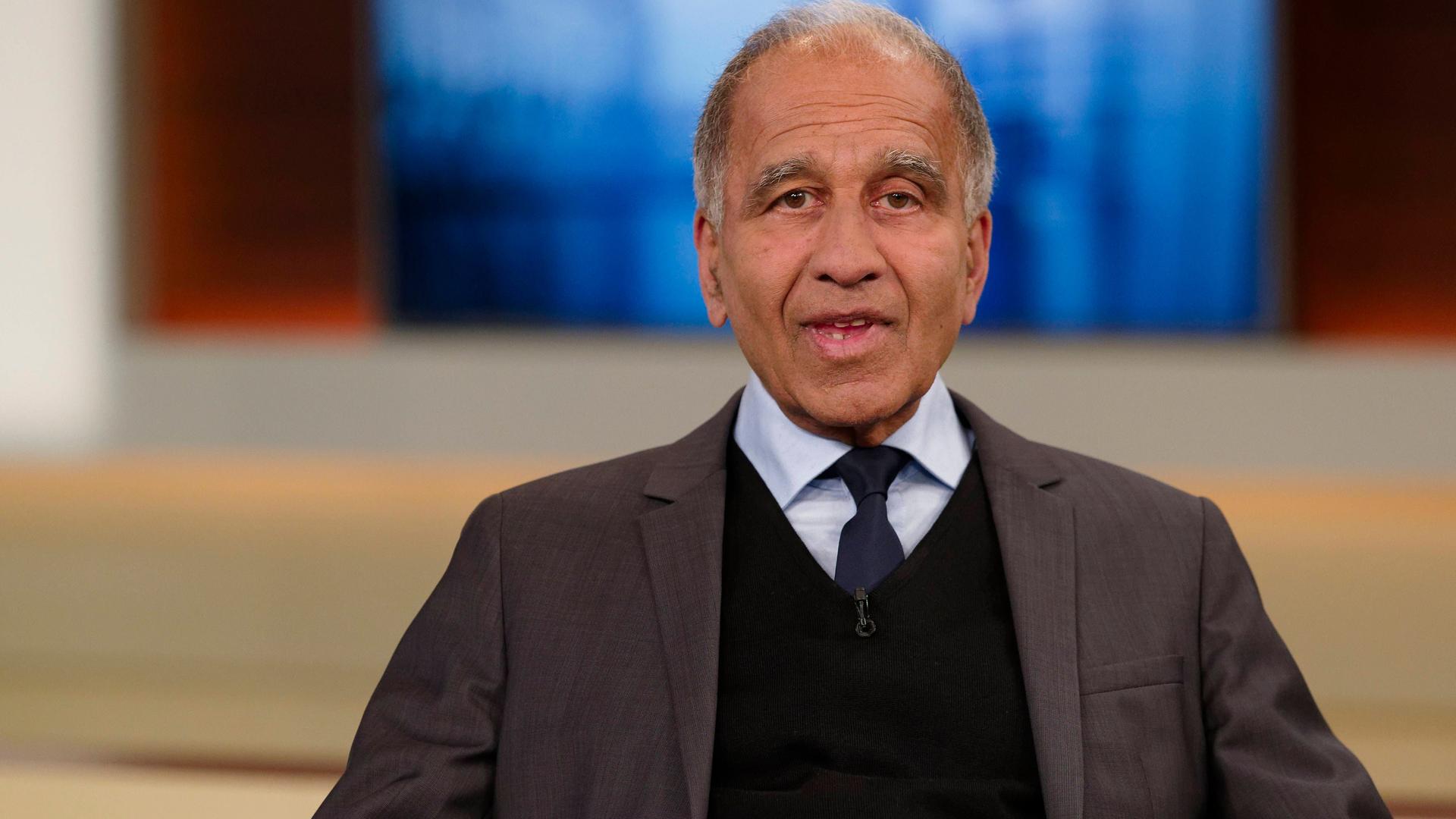 Mojib Latif schaut in die Kamera.