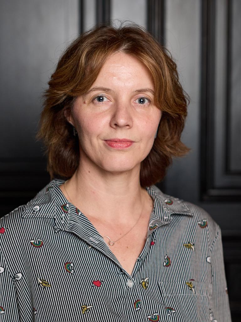 Portraitfoto von Peggy Mädler vor einer dunklen Tür