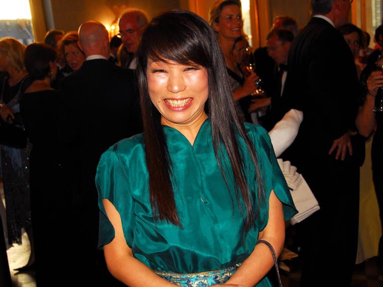 Die Komponistin Unsuk Chin lacht bei der Premiere ihrer Oper "Alice im Wunderland" 2007 in die Kamera.
