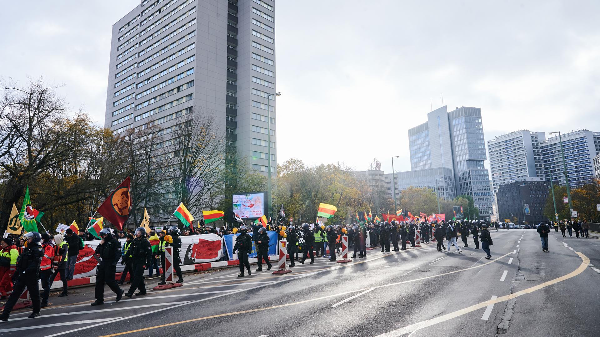 Auf der Mühlendammbrücke in Berlin schwenken Demonstranten gelb-rot-grüne Fahnen. Die Demonstration von Kurden mit dem Titel "PKK-Verbot aufheben" fand einen Tag nach dem Besuch des türkischen Präsidenten Erdogan in Deutschland statt.