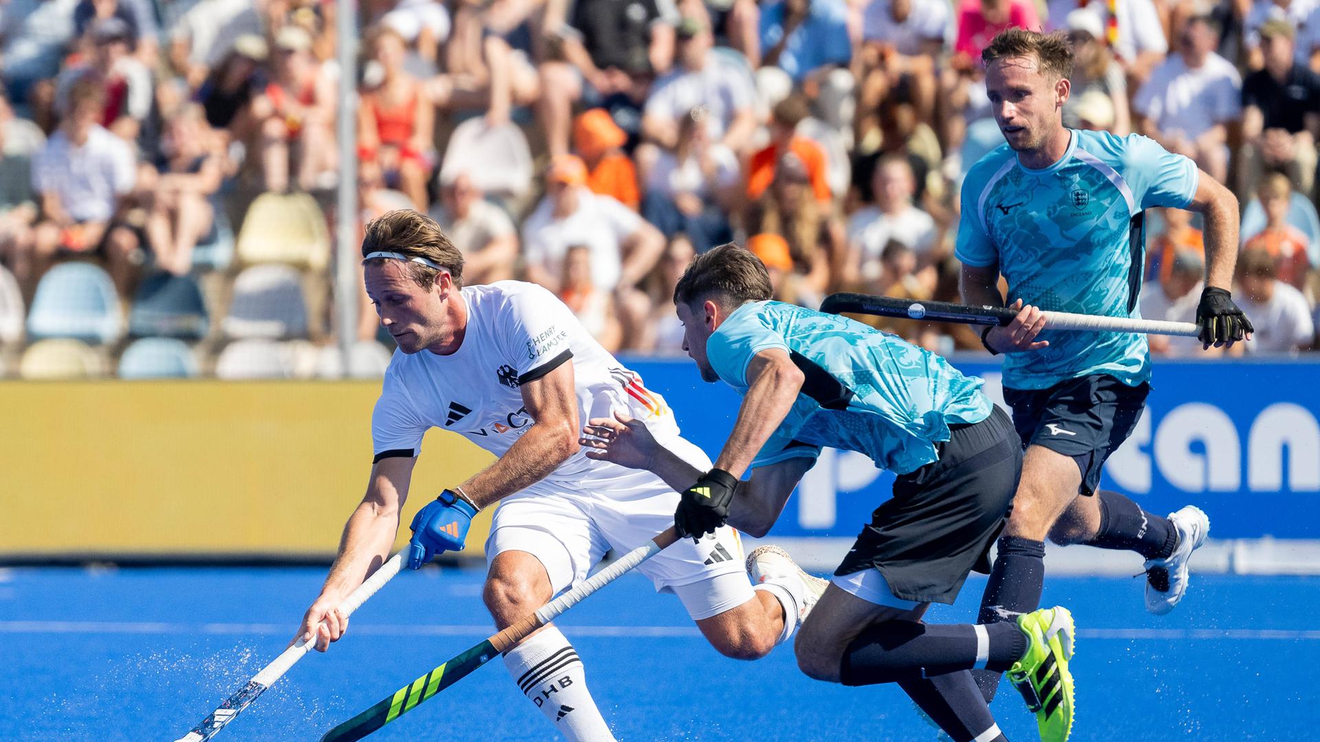 Bei der Hockey-EM liefern sich Paul Philipp Kaufmann (Deutschland) und Nickolas Park (England) einen Zweikampf. Bei der Hockey-EM liefern sich Paul Philipp Kaufmann (Deutschland) und Nickolas Park (England) einen Zweikampf.