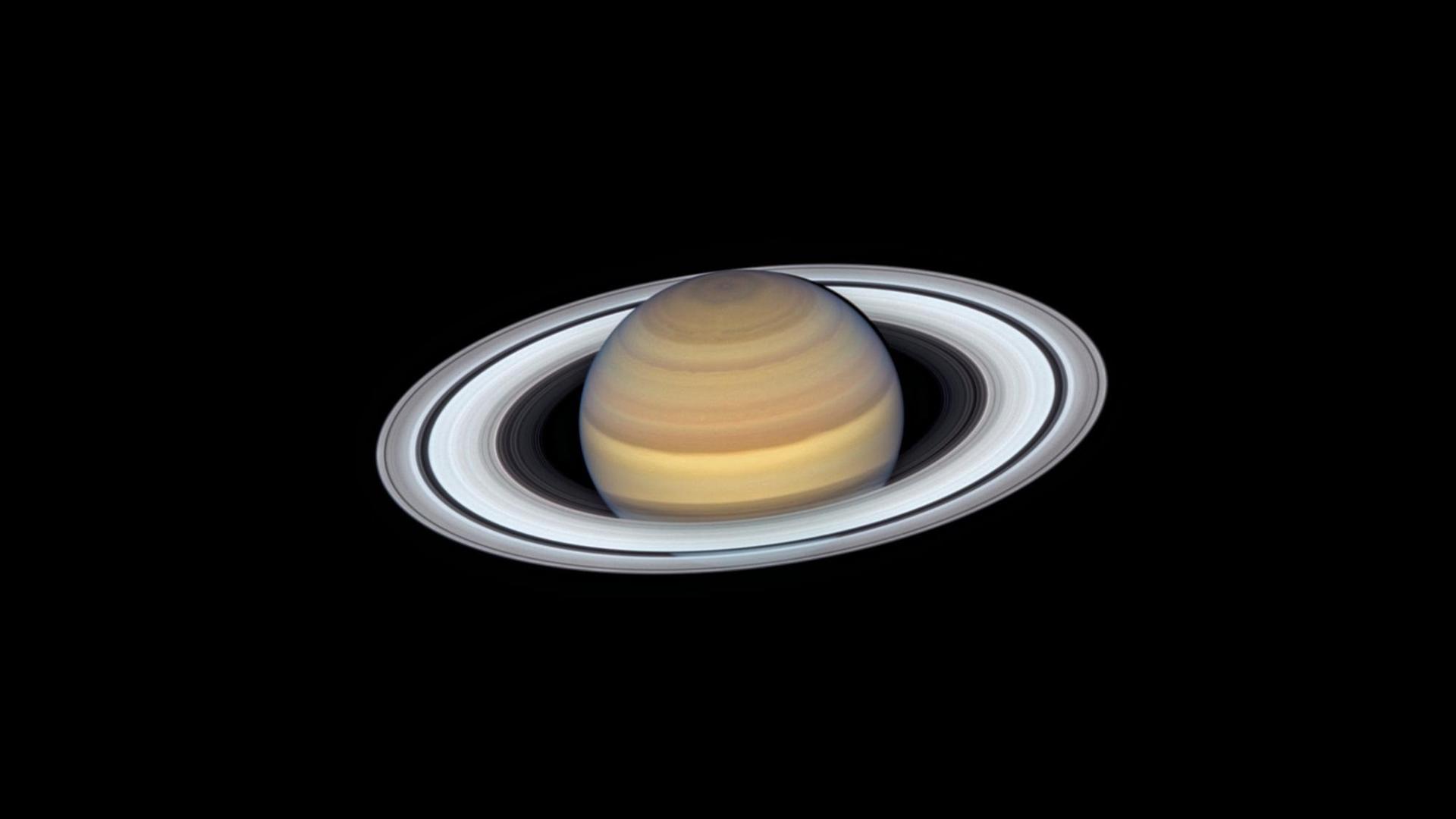 Saturn, aufgenommen im Sommer 2022, mit weit geöffneten Ringen