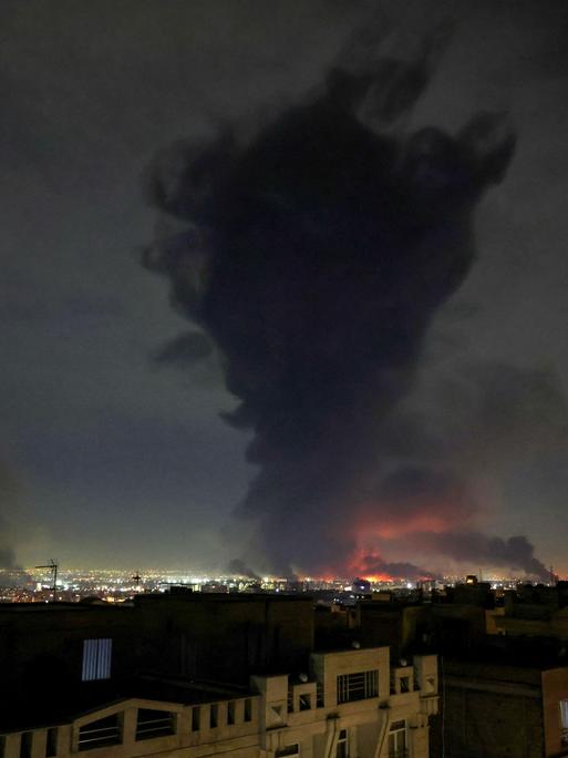 Rauch steigt nach einem israelischen Angriff vom Flughafen in Mehrabad im Iran auf.