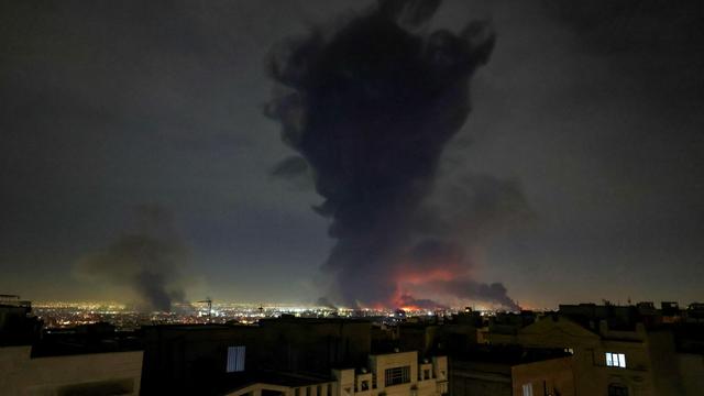 Rauch steigt nach einem israelischen Angriff vom Flughafen in Mehrabad im Iran auf.