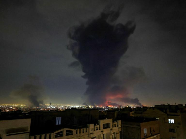 Rauch steigt nach einem israelischen Angriff vom Flughafen in Mehrabad im Iran auf.