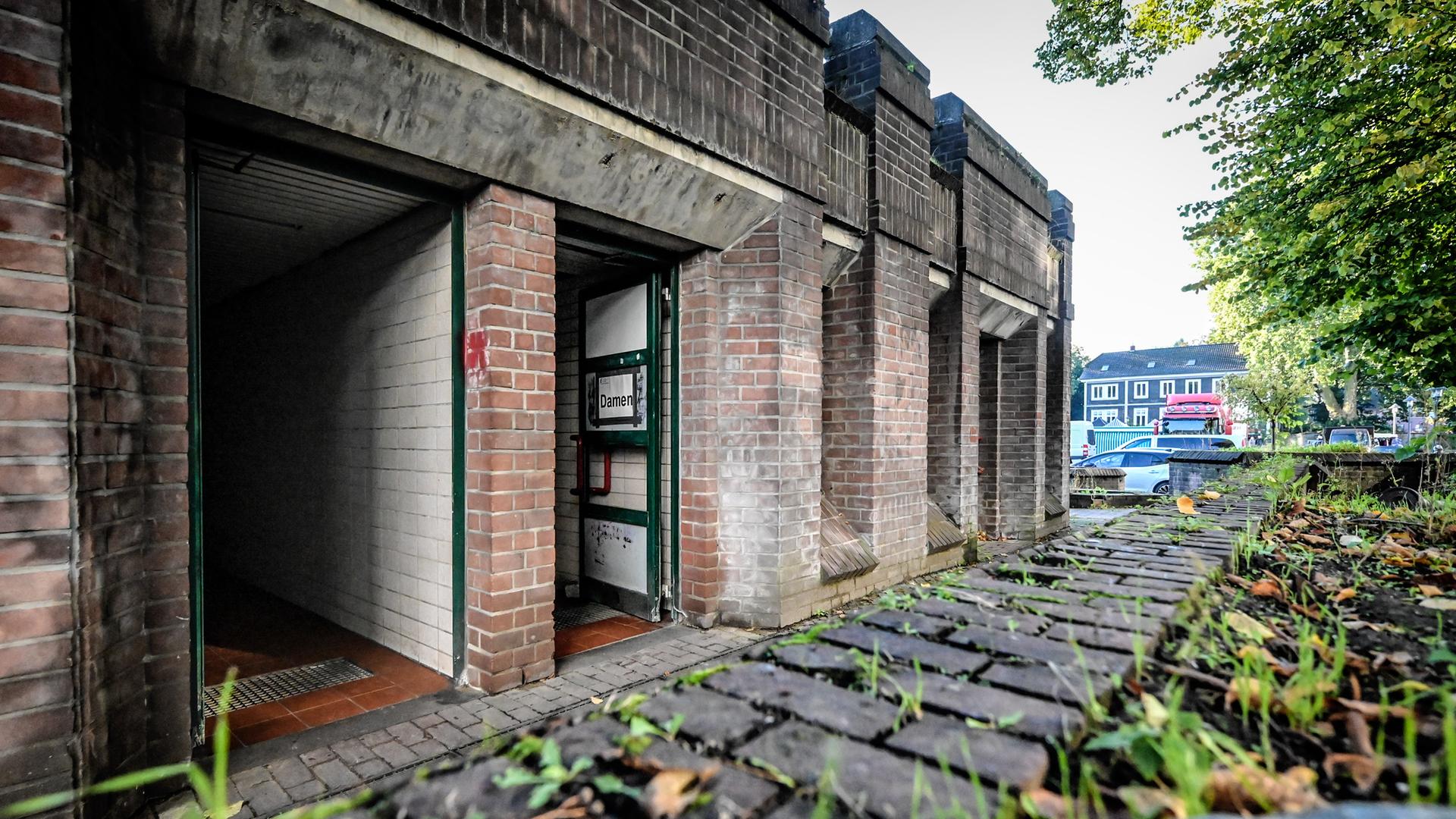 Schmutzige und heruntergekommene öffentliche Toiletten auf dem Steeler Markt.