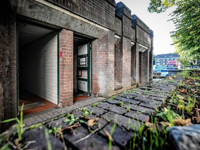 Schmutzige und heruntergekommene öffentliche Toiletten auf dem Steeler Markt.