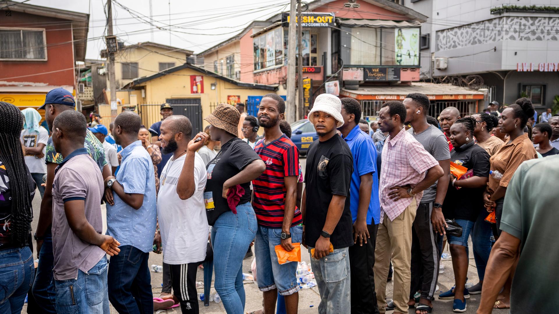 Menschen in Lagos stehen vor einem Wahllokal.