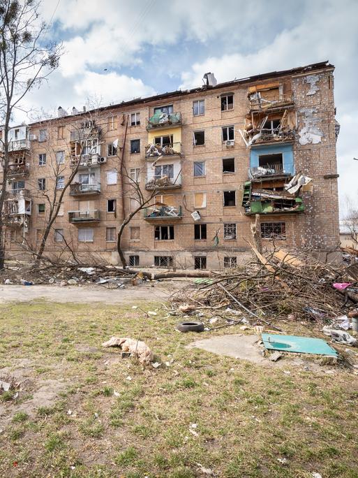 Durch russische Angriffe zerstörte Wohnhäuser in Kiew