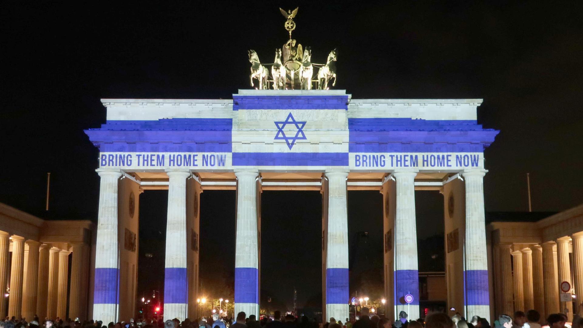 Das Brandenburg Tor in Berlin ist am 7. Oktober 2024, eine Jahr nach dem Terrorangriff der Hamas, illuminiert mit einer Israelfahne. 