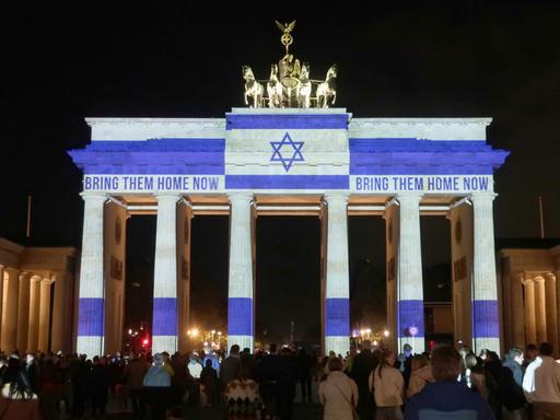 Das Brandenburg Tor in Berlin ist am 7. Oktober 2024, eine Jahr nach dem Terrorangriff der Hamas, illuminiert mit einer Israelfahne. 