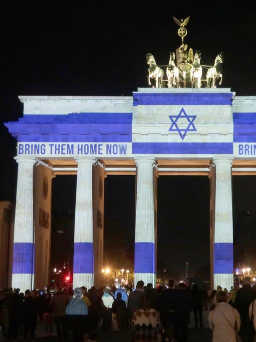 Das Brandenburg Tor in Berlin ist am 7. Oktober 2024, eine Jahr nach dem Terrorangriff der Hamas, illuminiert mit einer Israelfahne. 